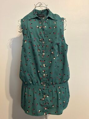 Sleeveless Green Button-Front Blouse with Red, Black, & Cream Dot Print